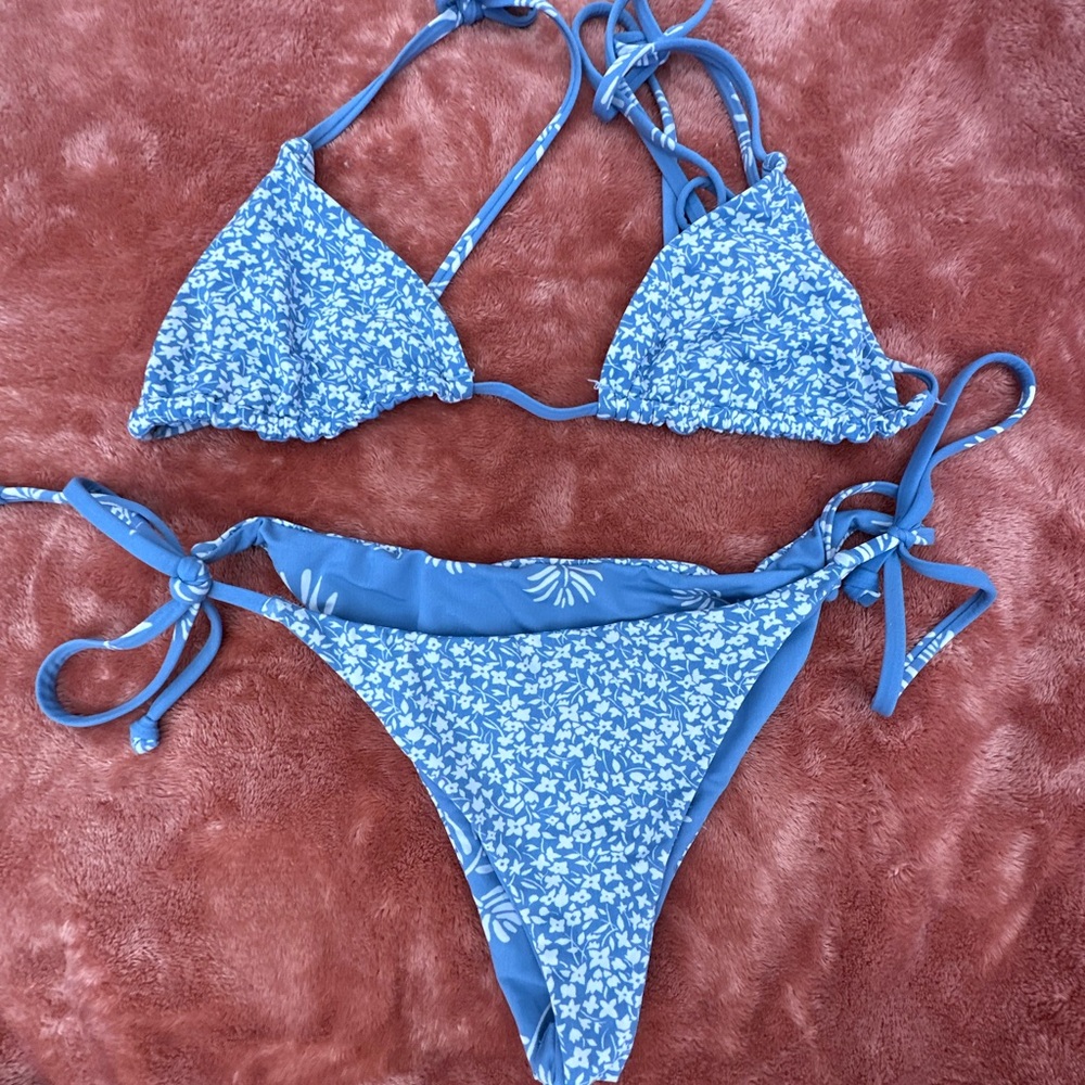 Billabong floral blue and white bikini reversible.